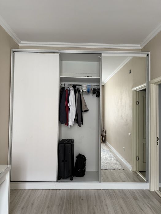 с 3 раздвижными зеркальными дверями