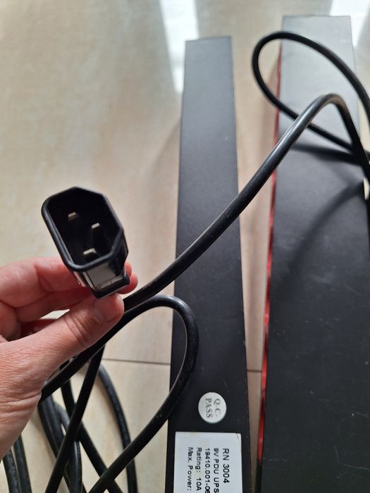 Prelungitoare profesionale pentru UPS, 19 ", rackuri IT, servere sau echipamente electronice+ cabluri adaptor priza, noi/ nefolosite 2 buc la 180 lei