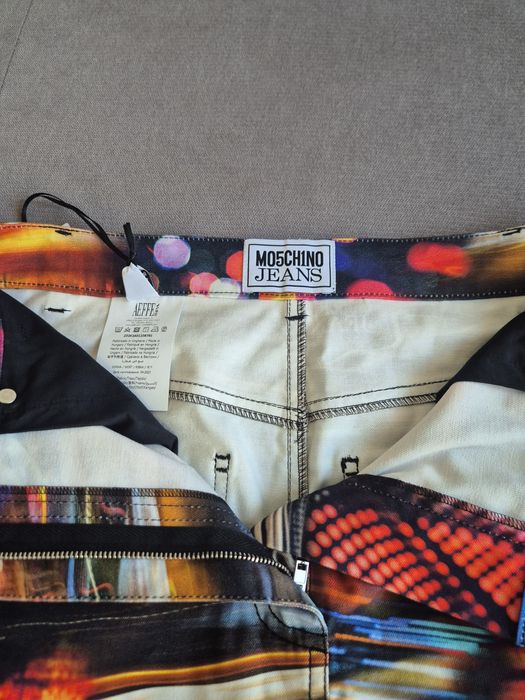 Moschino оригинална чисто нова пола с етикет