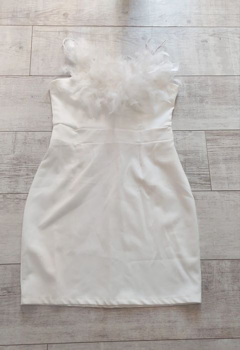 Чисто нова рокля Л с пера