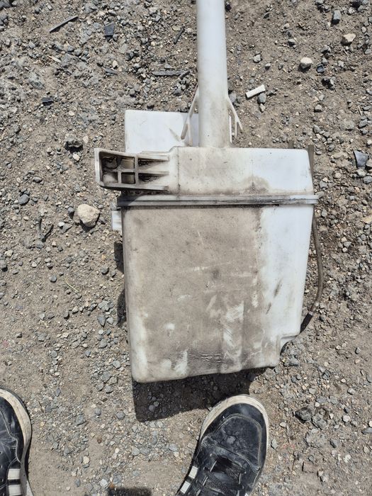 Оригинално Казанче за чистачки за Тойота Авенсис т25  2002- 2008г