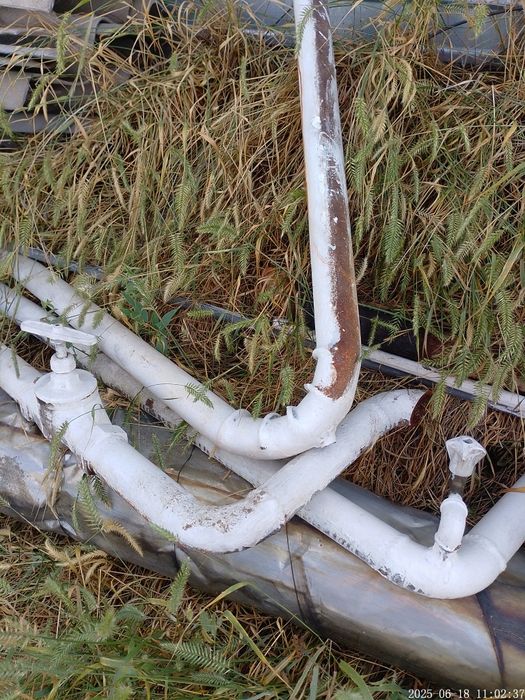 Трубы металлические с кранами. Договорная цена