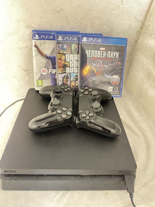 Продам PS4 состояние отличное