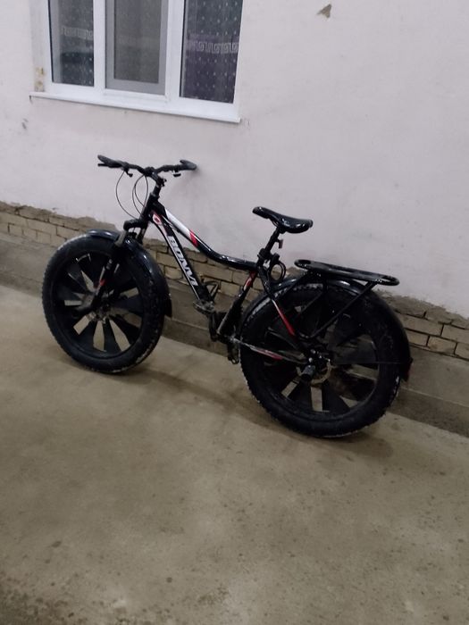 5oy minilgan bezatilgan kalpak oyna signal qoʻyilgan