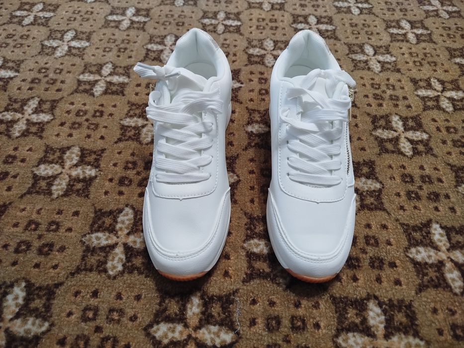 Продам кроссовки