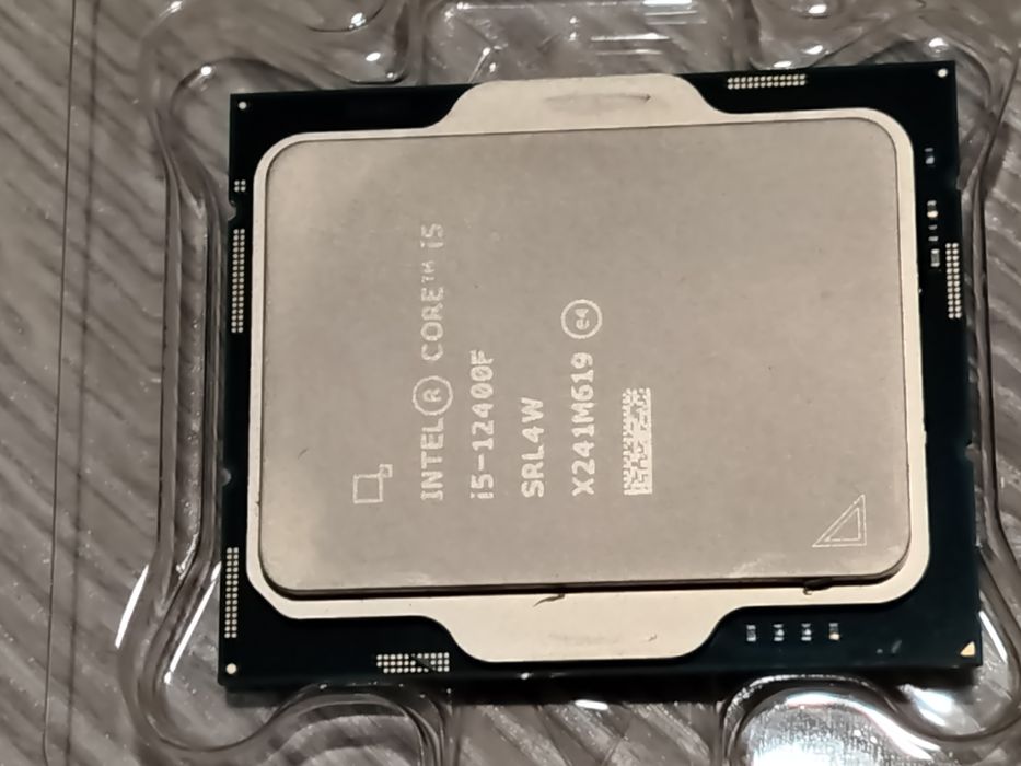 Vand procesor i5 12400f