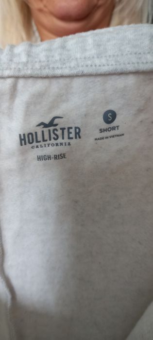 Долните от анцуг Hollister.