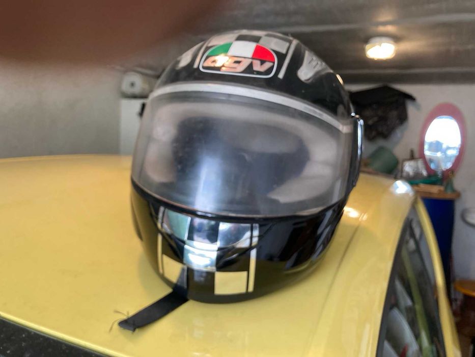 Продавам италиански шлем за мотор