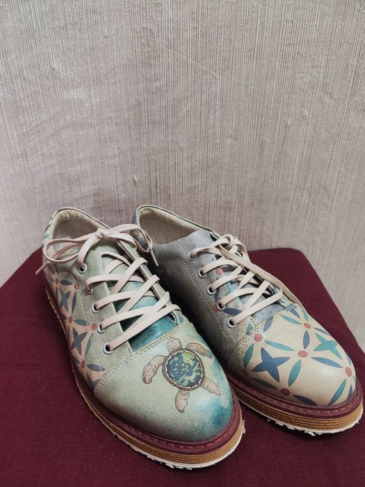 Бутикови обувки със син интересен мотив