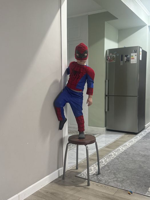 Продам костюм человека паука