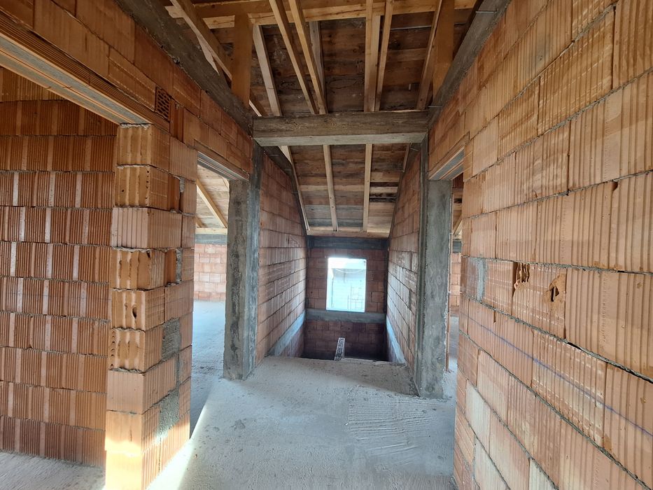 Se vinde casa la rosu in Livada-Arad