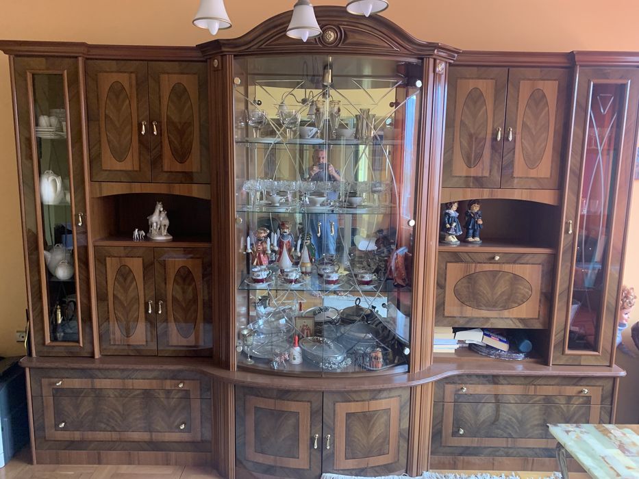 Красив шкаф за хол