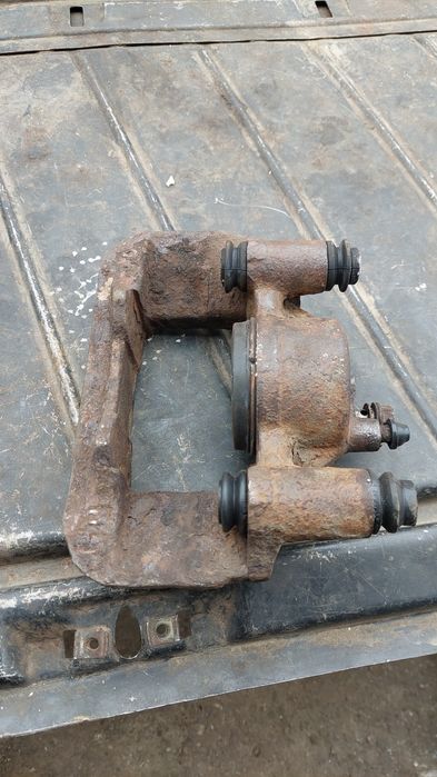 Суппорт передний на мазду 323