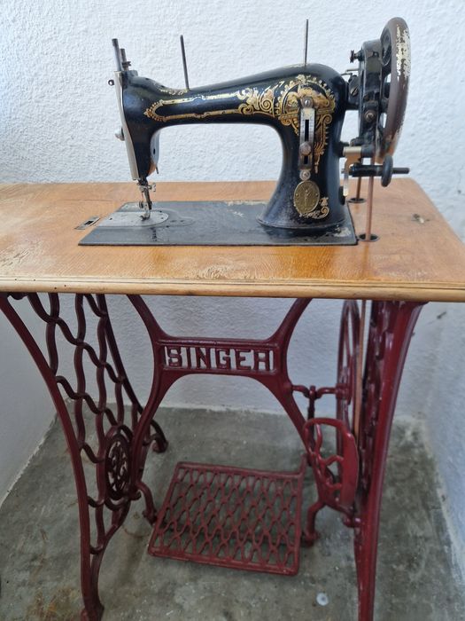 Mașină de cusut Singer antică (1889)