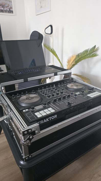 Traktor s4 Диджейский пульт