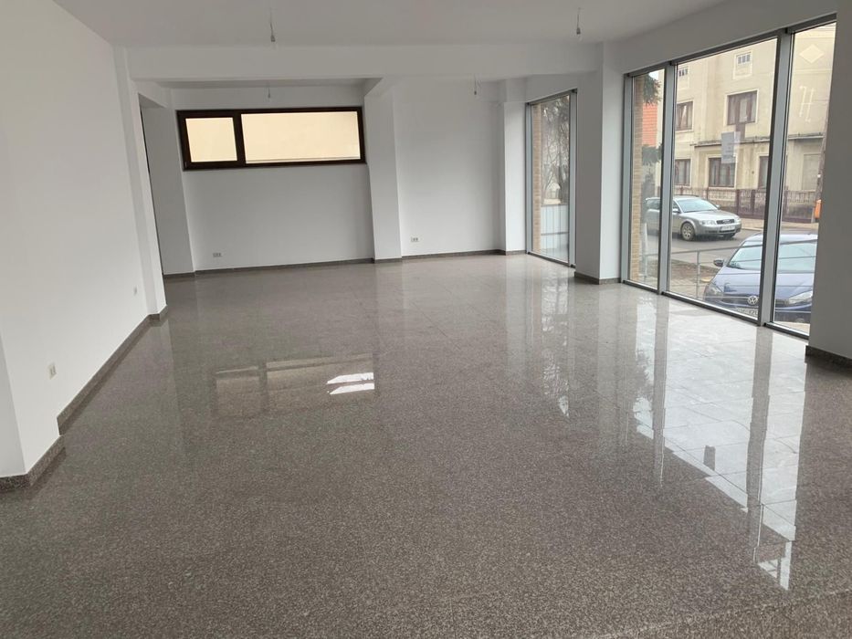 Vând spațiu comercial – 500 mp - parter și subsol bloc nou