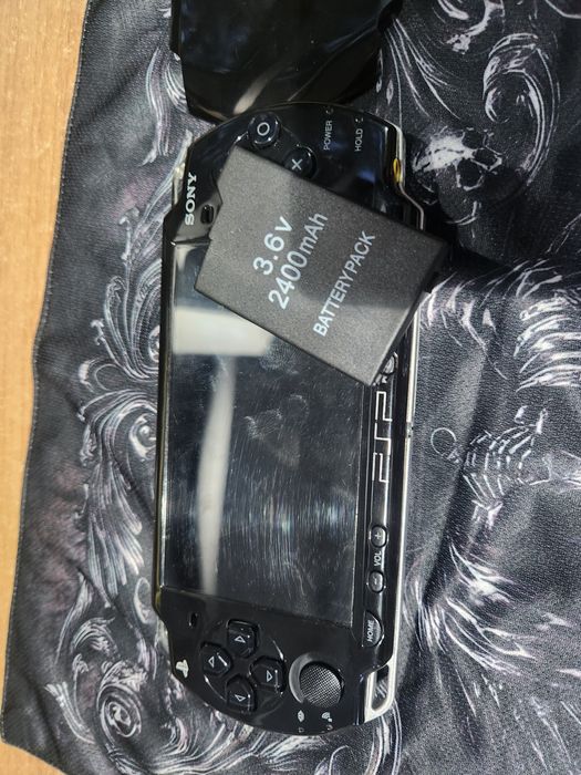 PSP 2003 в хорошем состоянии с новым аккумулятором