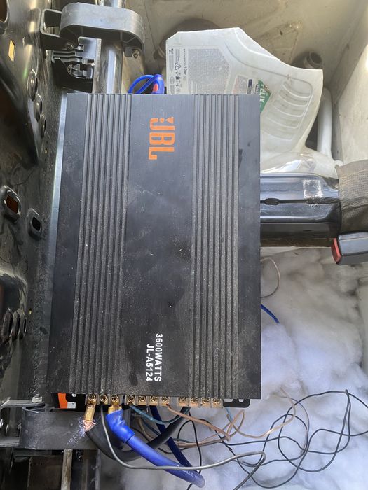 JBL усилитель для савбуфера