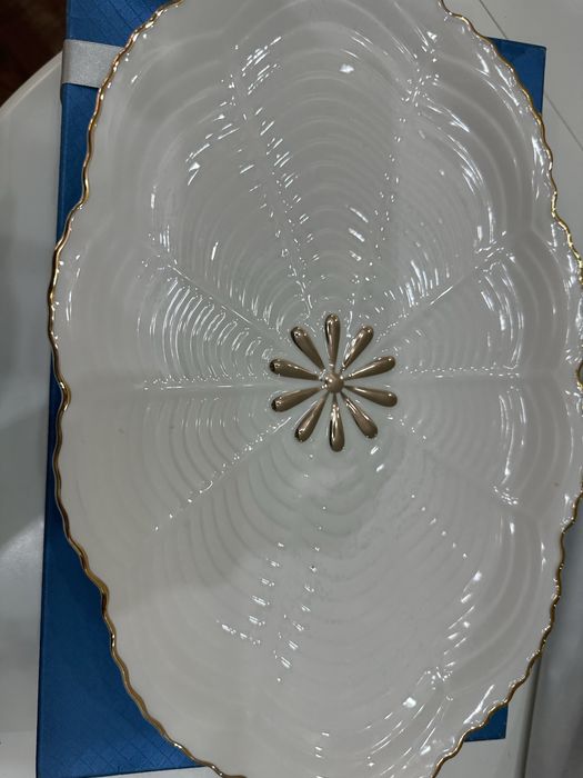 Продается овальное блюдо на ножках