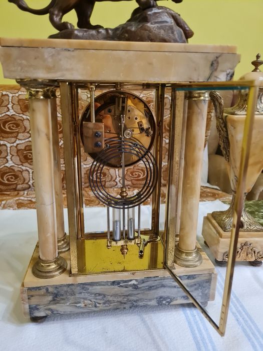 Vand ceas de semineu din marmura cu statuie de bronz