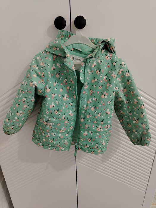 Продам демисезонную курточку на девочку