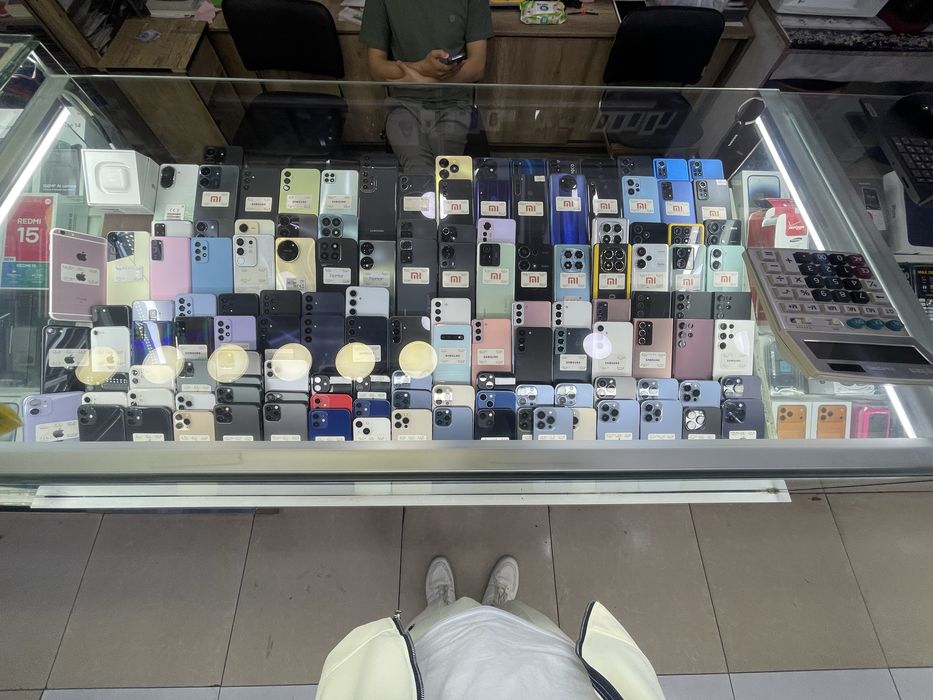 Vitrina malikada telefon qoyib sotilgan