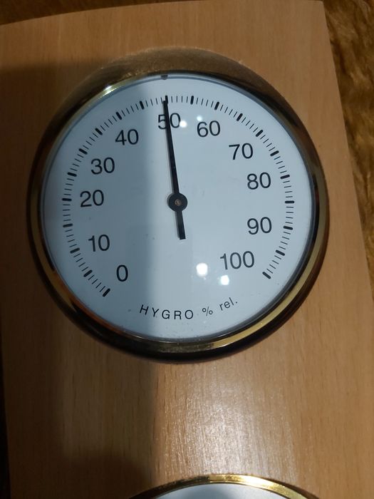 Влагомер,барометър, термометър.