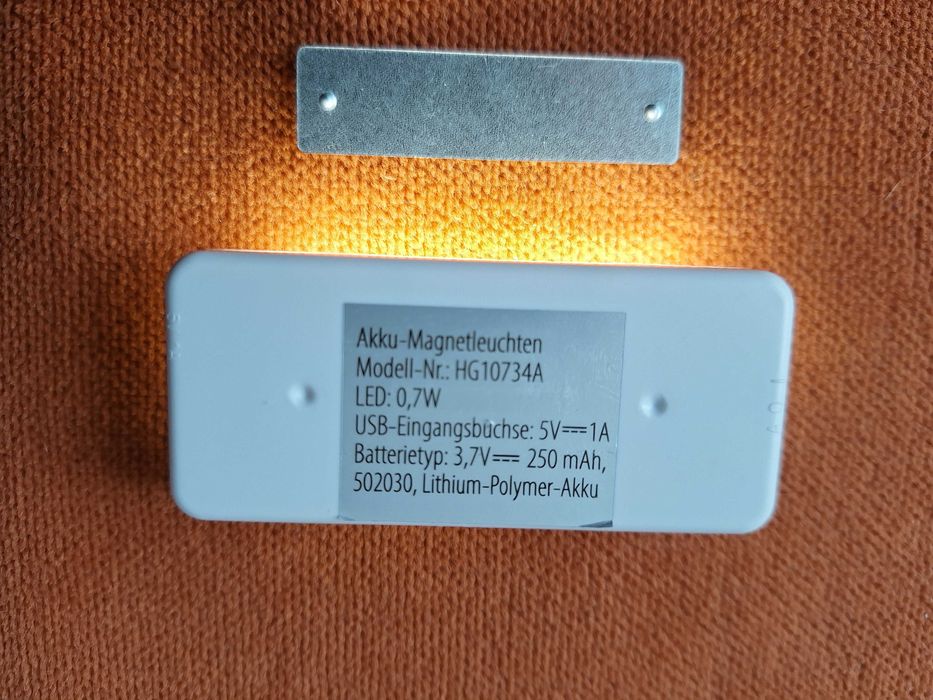 Lampa led cu senzor de miscare, cu acumulator fixare cu magnet