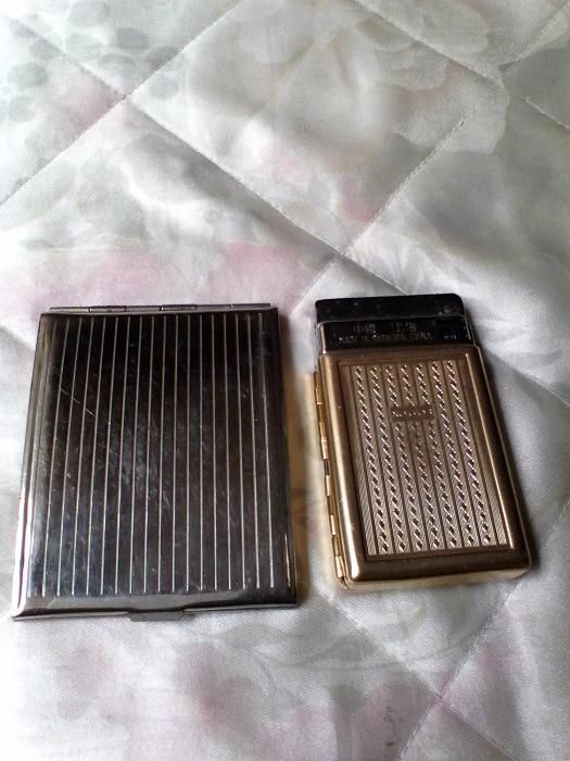 Продавам табакери от добрите стари времена.