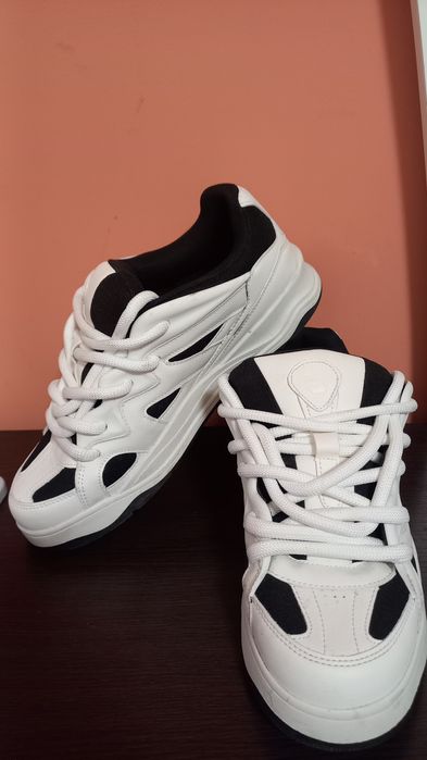 Маратонки Bershka в скейтър стил