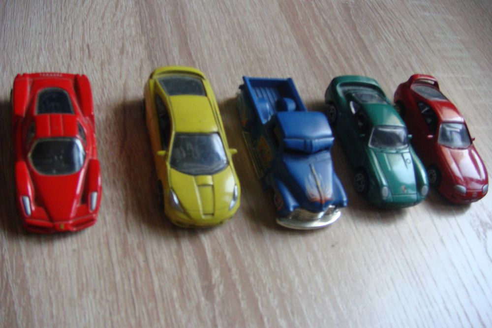 Модели автомобилей ( 1 : 43 ) из коллекции