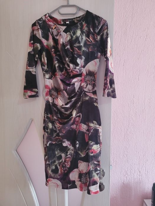 Кадифена рокля на цветя