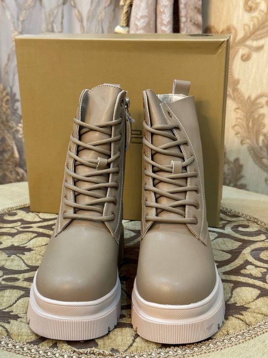 Модные утепоенные ботинки из натуральной кожи