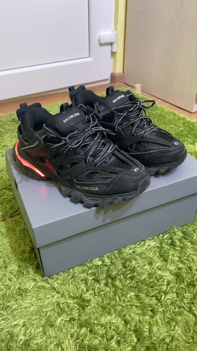 Balenciaga track uri led