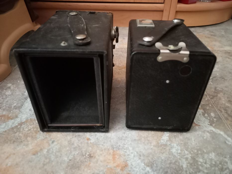 Два стари фотоапарата.