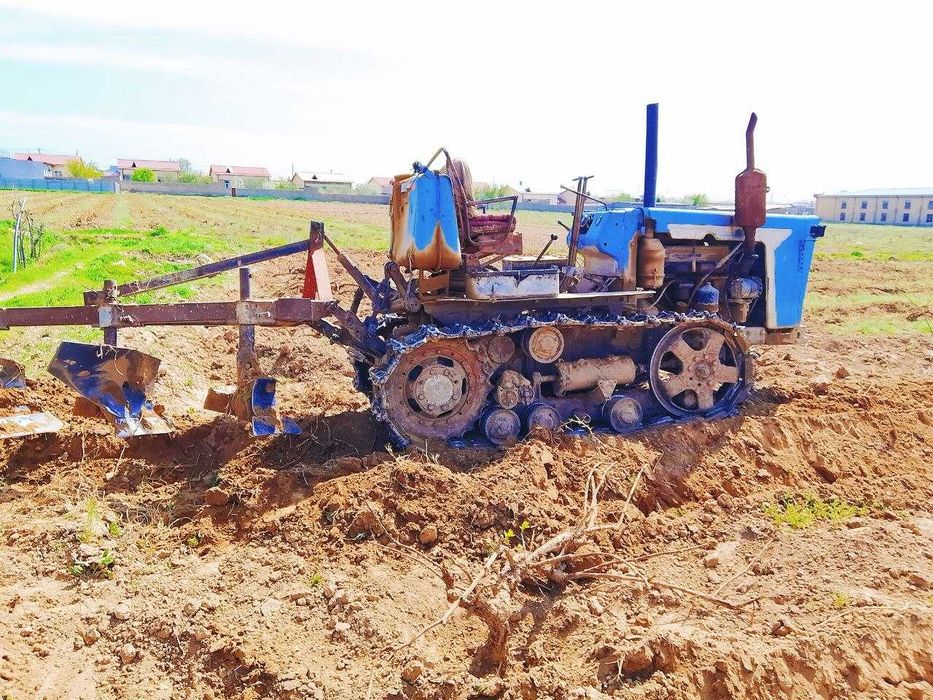 КД-35 gusenichniy traktor + plug