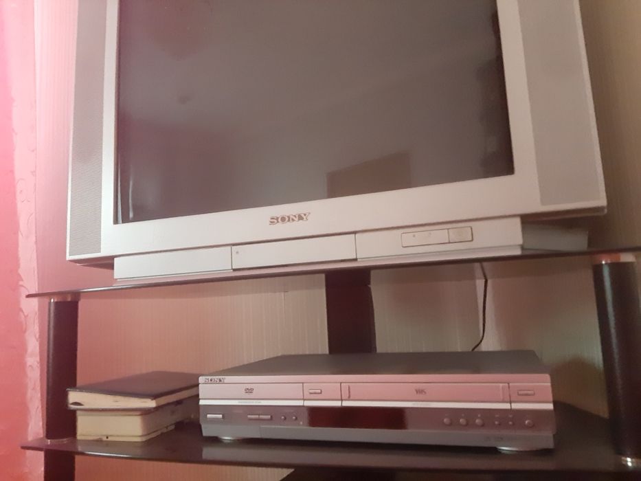 Телевизор Sony Trinitron и дуэт DVD/VHS Sony