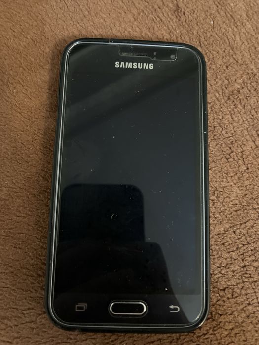 Продаю самсунг робочий с чехлом и с не сломанным стеклом