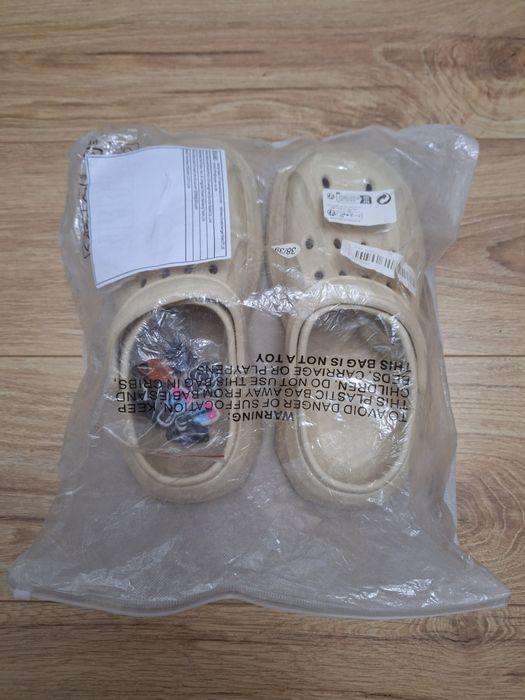 Vand 2 perechi de saboti de dama, cu decoruri, pentru vara, noi