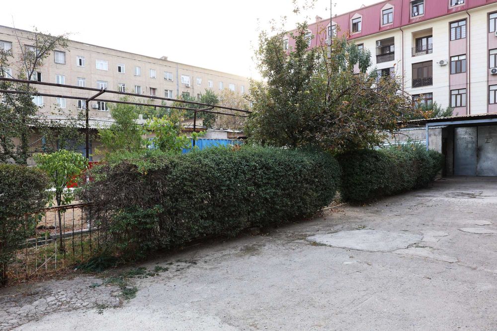 Продается участок с двумя зданиями