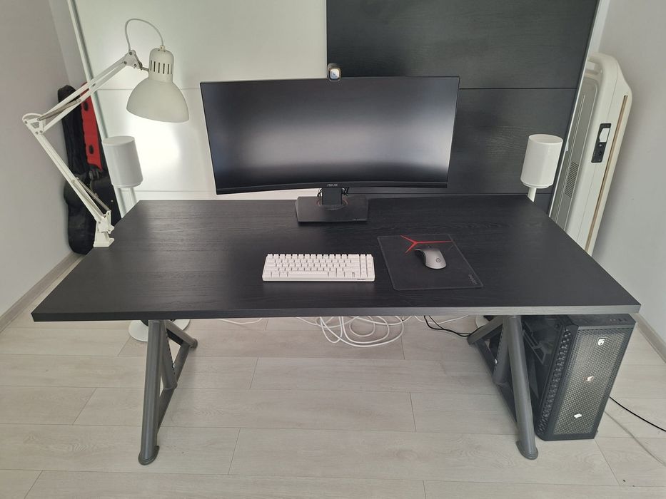 Vand birou de la IKEA cu inaltime reglabila