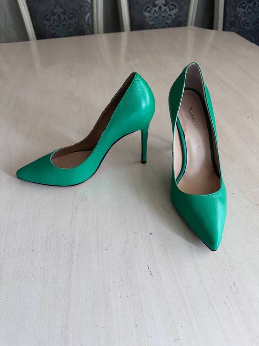 Каблуки кожа в зеленом цвете