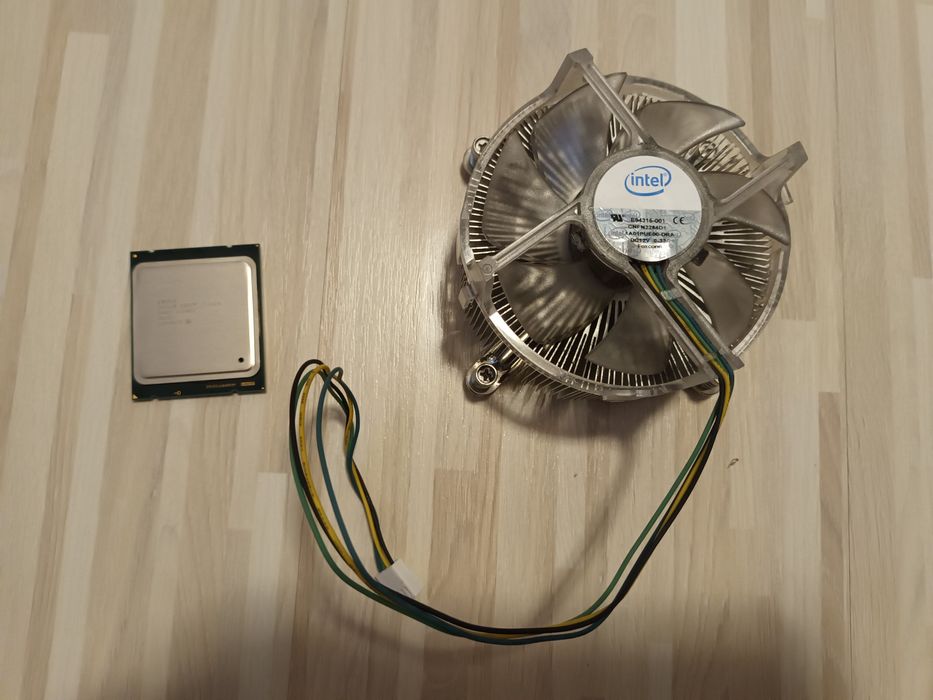 Procesor Intel i7-3820 cu răcitor inclus