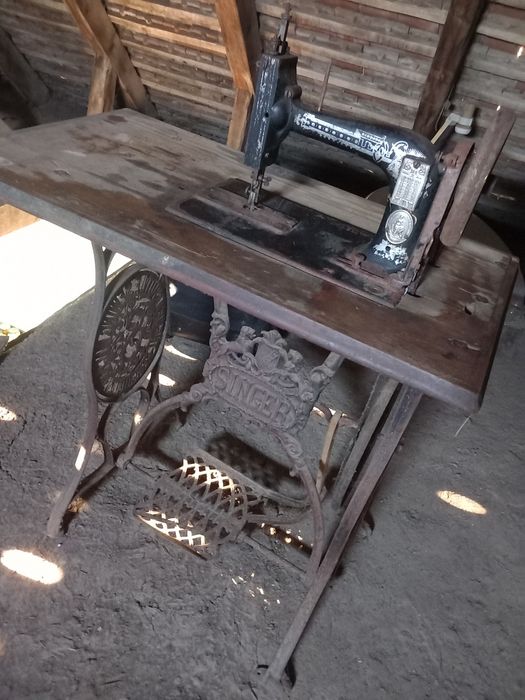 Vând mașina de cusut Singer