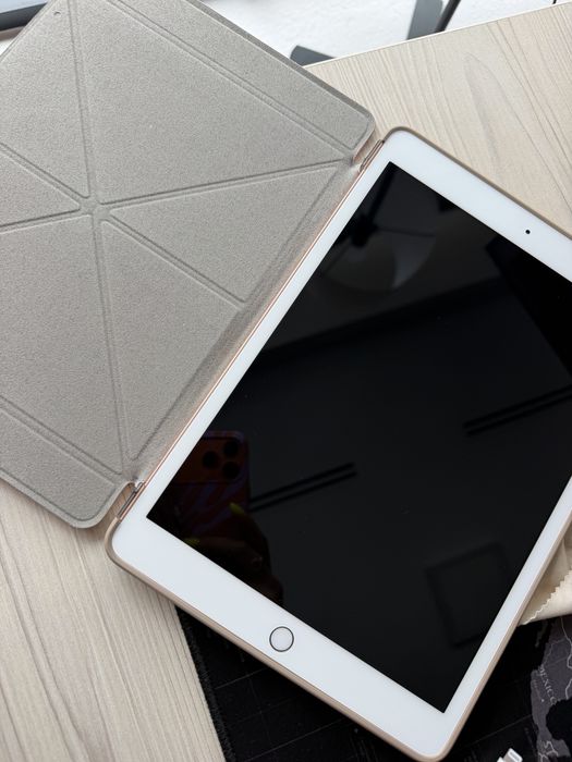 Apple ipad 8th. generation, rose gold.