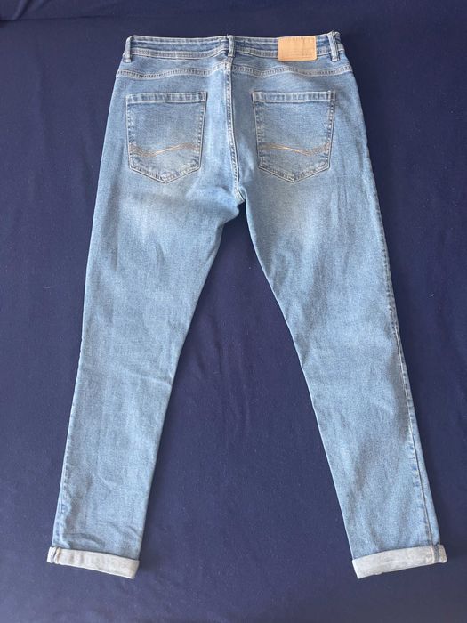 Blugi Bershka, 42, barbati, albastru, conditie excelenta