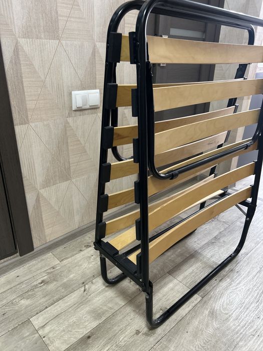 Раскладушка с матрасом.