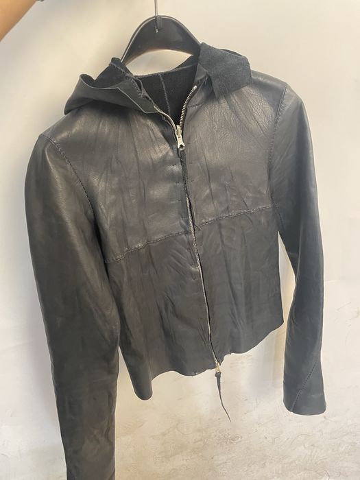 Синьо дамско кожено яке с качулка – модерна къса кройка