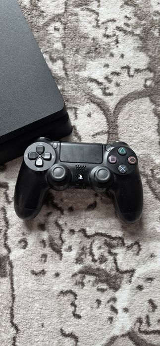 Продавам Ps4 slim 1TB(1000gb) +3 дискови игри + оригинален контролер