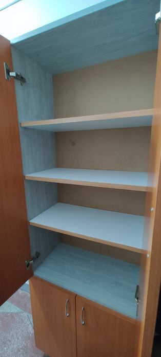 De vânzare dulap cu polite